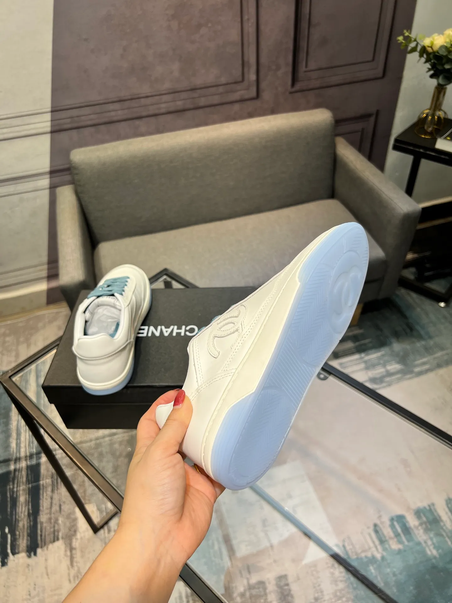 Men's men's shoes 💰620 Exclusive real shot (top version) CHANEL Chanel's new panda sneakers Panda shoes Chanel 2025ss color matching thick-soled casual sports shoes sneakers Counter synchronization The counter is very popular Very difficult to buy a shoe The most popular thick-soled panda shoes on the Internet It is obvious that Xiaoxiang control cannot miss it Simple and versatile white shoes that have both good looks and comfort Thick sole increases height, is super versatile and can be worn with eyes closed😍 Whoever wears it will look better. Upper: calfskin. Lining: imported sheepskin lining. Outsole: TPU original outsole. Size: 35-44 (41 for women, 40 for men, custom made).